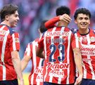 Brian Gutiérrez, Daniel Aguirre y Richard Ledezma, todos nacidos en Estados Unidos, festejando un gol con Chivas.