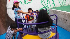 Niños jugando al aire libre en la Ciudad de México.