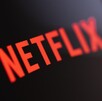 Pantalla de un celular con la carátula de Netflix.