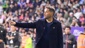 Nicolás Larcamón dirigiendo a Cruz Azul en el partido de Jornada 1 ante León.