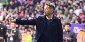 Nicolás Larcamón dirigiendo a Cruz Azul en el partido de Jornada 1 ante León.