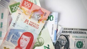 Dólares y pesos mexicanos.