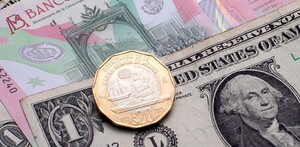 Dólares estadounidenses con billetes y moneda de 20 pesos mexicanos.