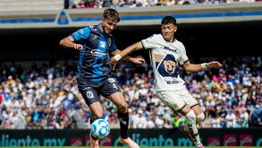 Carlo García y Jorge Ruvalcaba, durante el partido de Pumas y Gallos.