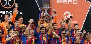 Jugadores del Barcelona celebrando el campeonato de la Supercopa de España 2026