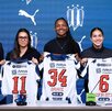 Antonio Noriega y Eva Espejo junto a las jugadoras que reforzarán a Rayadas.
