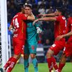 Hugo González celebrando la atajada del penal a Sergio Canales
