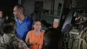 René Valencia Reyes junto a una mujer que lo acompañaba, rodeados de elementos de la Guardia Civil y del Ejército Mexicano