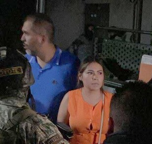 René Valencia Reyes junto a una mujer que lo acompañaba, rodeados de elementos de la Guardia Civil y del Ejército Mexicano