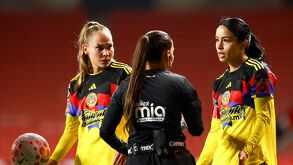Scarlett Camberos reclama por su expulsión en el partido entre América Femenil y Tijuana.