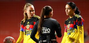 Scarlett Camberos reclama por su expulsión en el partido entre América Femenil y Tijuana.