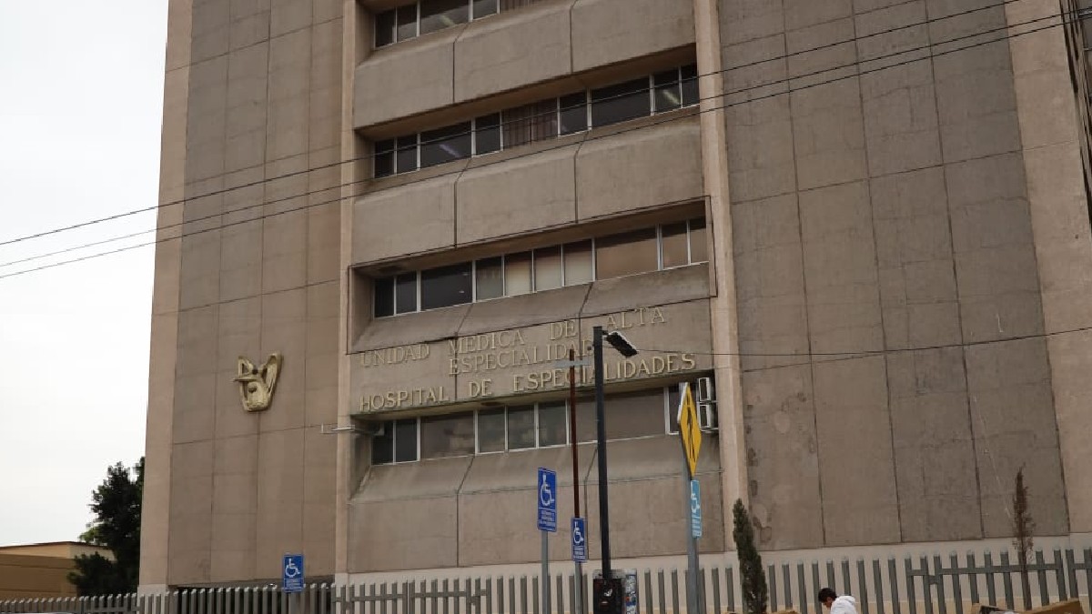 Edificio en color café del IMSS 71 de Torreón, Coahuila