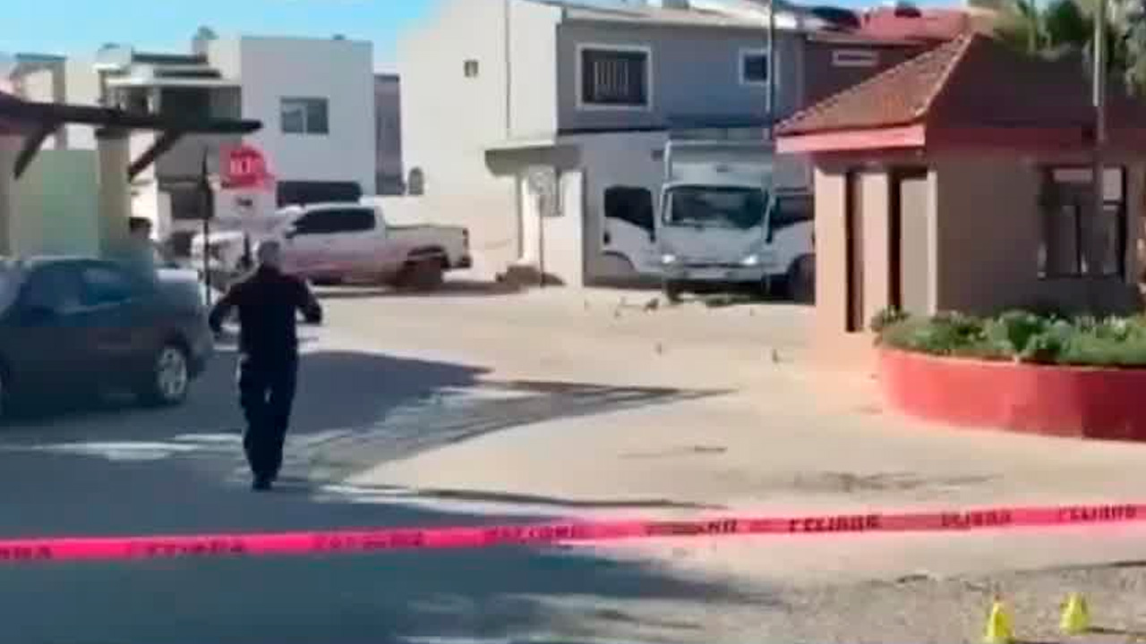 El influencer y transportista 'Chakin' Valadez fue asesinado a balazos mientras se encontraba en su camión de reparto en Ensenada.