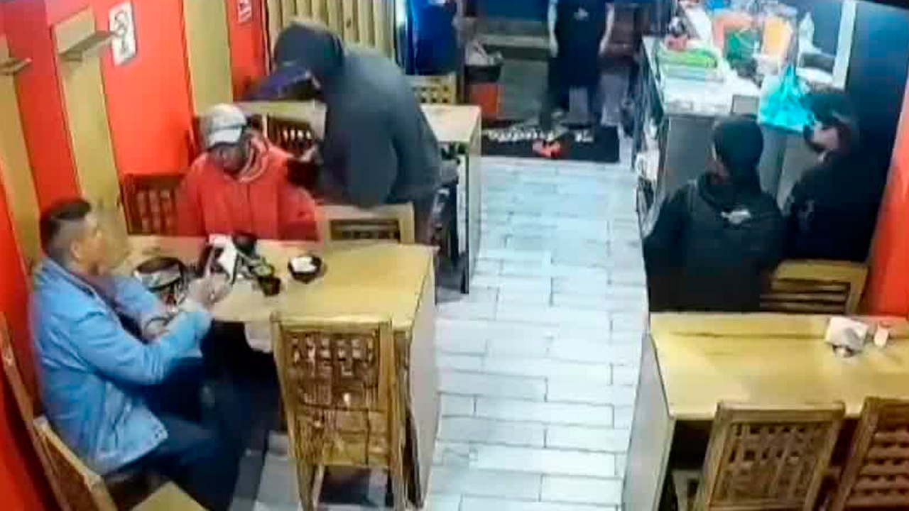 Un asalto armado a la taquería “El Asadito”, en Amozoc, Puebla, dejó un comensal muerto y otra persona herida.