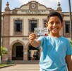 Niño con su tarjeta de la Beca Rita Cetina 2026.