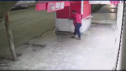 El video, que se ha vuelto viral, ha desatado una ola de comentarios que exigen a las autoridades municipales mayor rigor en la aplicación del Reglamento de Lim