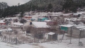 Municipio de Guanaceví, viviendas cubiertas de nieve a sus alrededores.
