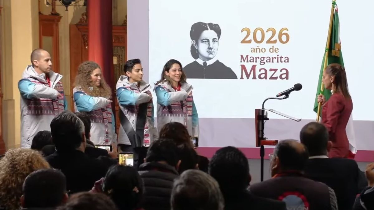 Claudia Sheinbaum entregando el lábaro patrio a los representantes mexicanos para los Juegos Olímpicos de Invierno.