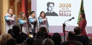 Claudia Sheinbaum entregando el lábaro patrio a los representantes mexicanos para los Juegos Olímpicos de Invierno.