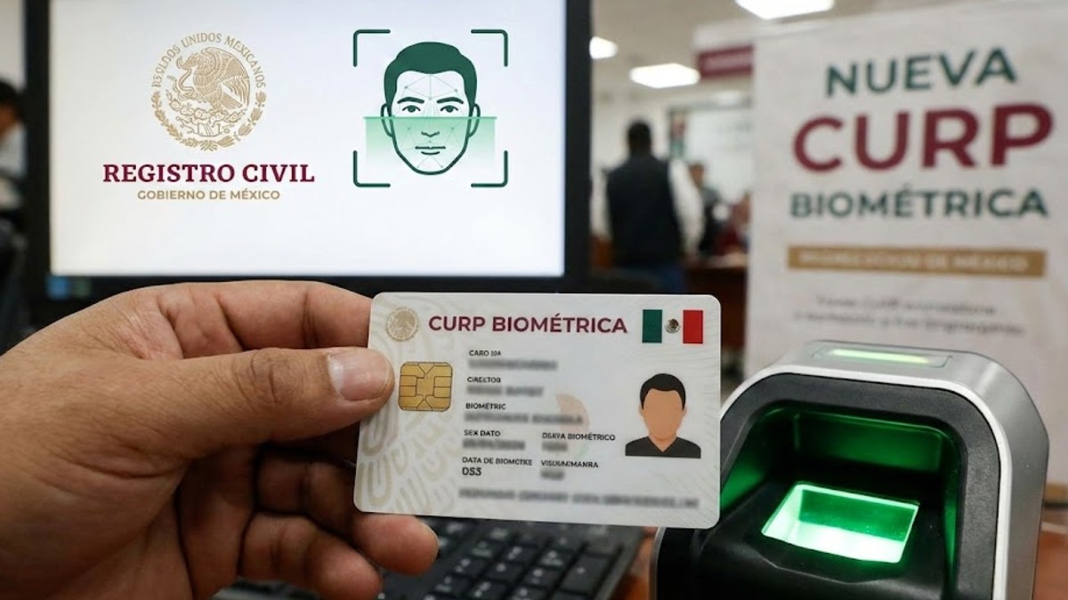 Imagen ilustrativa de la CURP biométrica generada con IA. Una mano sostiene una credencial que simula la curp. Al fondo se ven partes de un módulo de registro.