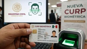 Imagen ilustrativa de la CURP biométrica generada con IA. Una mano sostiene una credencial que simula la curp. Al fondo se ven partes de un módulo de registro.