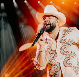 Después de dejar varias pistas en sus redes sociales, el FIG al fin dio a conocer la identidad del segundo artista: Carín León.