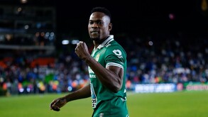 Diber Cambindo en su primer partido con Club León en Liga MX.