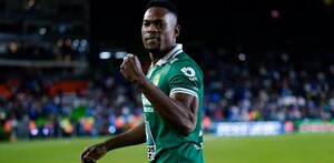 Diber Cambindo en su primer partido con Club León en Liga MX.