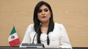 La diputada Delfina Pozos hablando desde un micrófono en el Congreso de Puebla.