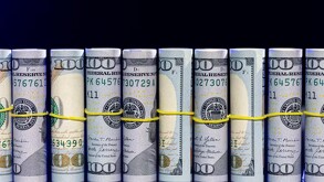 Dólares estadounidenses enrollados.