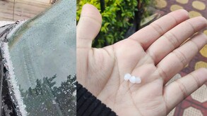 Granizo en el parabrisas de un carro y una mano sosteniendo bolas de hielo.