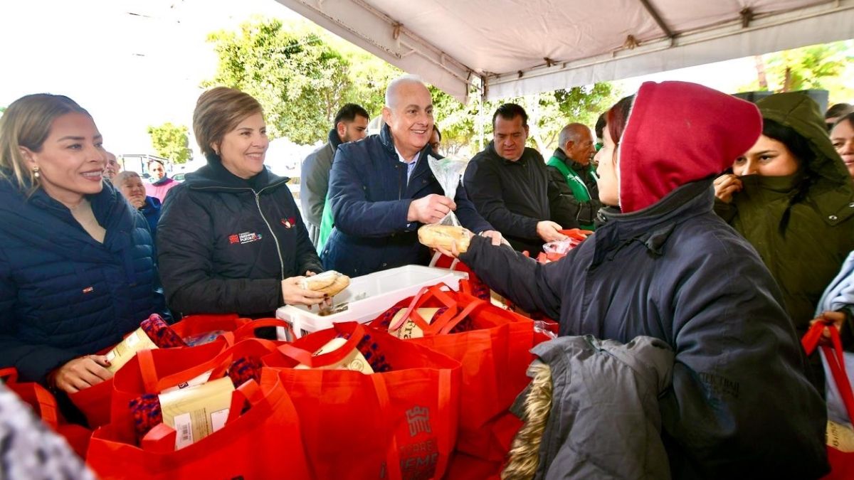 Román Cepeda entregando kits invernales
