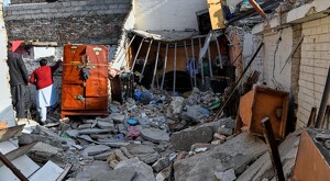 Funcionarios revisan los daños en una casa causada por la explosión de una bombona horas después de una boda en Islamabad