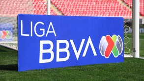 El logo de la Liga MX a un lado de una de las porterías del Estadio Akron.