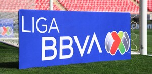 El logo de la Liga MX a un lado de una de las porterías del Estadio Akron.