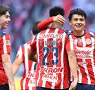 Brian Gutiérrez, Daniel Aguirre y Richard Ledezma, todos nacidos en Estados Unidos, festejando un gol con Chivas.