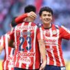 Brian Gutiérrez, Daniel Aguirre y Richard Ledezma, todos nacidos en Estados Unidos, festejando un gol con Chivas.