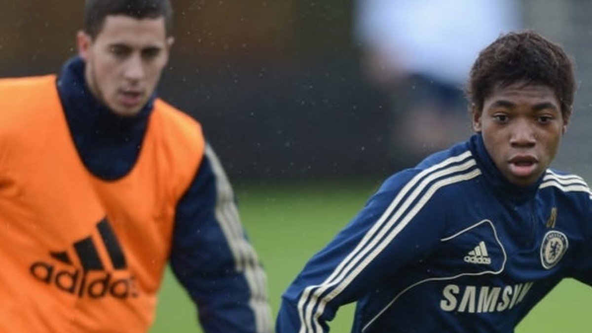 Lamisha Musonda en un entrenamiento del Chelsea con Eden Hazard.