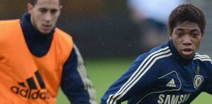 Lamisha Musonda en un entrenamiento del Chelsea con Eden Hazard.