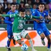 Fernando Beltrán y Charly Rodríguez disputando un balón en el León vs Cruz Azul.