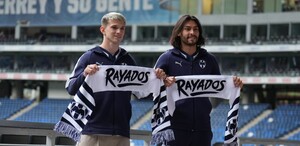 Luca Orellano y Daniel Aceves en su presentación oficial con Rayados.