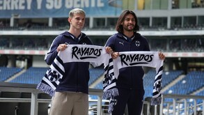 Luca Orellano y Daniel Aceves en su presentación oficial con Rayados.