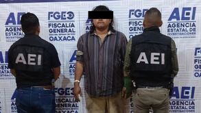 Hombre detenido por elementos de seguridad en el estado de Oaxaca.