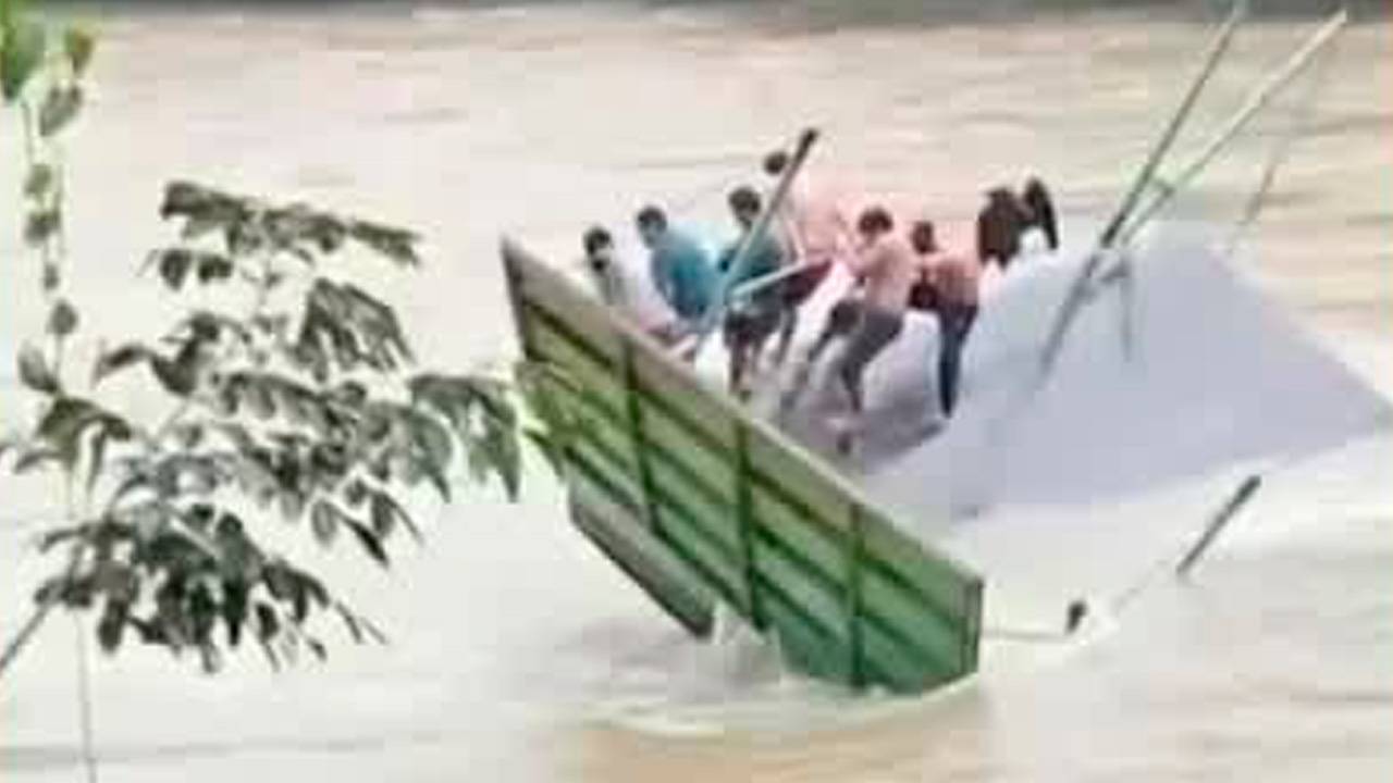 Ocho profesores de la sección 22 de la CNTE sobrevivieron al naufragio de una panga al cruzar el Río Grande, en San Felipe Usila, Oaxaca.
