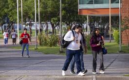 Alumnos caminando en universidad