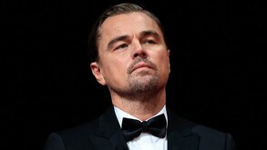Leonardo DiCaprio de negro enojado.