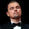 Leonardo DiCaprio de negro enojado.