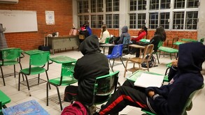 Salón de clases en La Laguna con poca gente.