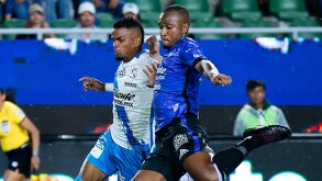 Edgar Guerra y Samir Caetano, durante el partido de Puebla y Mazatlán.