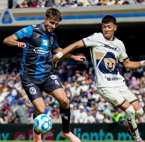 Carlo García y Jorge Ruvalcaba, durante el partido de Pumas y Gallos.